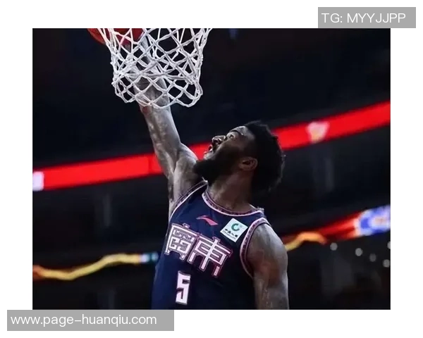 深圳外援史密斯半场表现抢眼四记三分助球队争胜