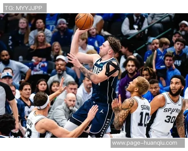 东契奇罚球失误引发球迷惊恐全场贡献33分11板8助3断表现依旧抢眼 东契奇罚球失误引发球迷惊恐全场贡献33分11板8助3断表现依旧抢眼